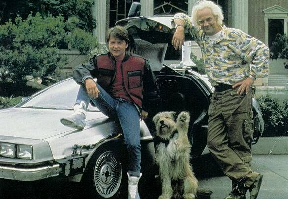 Ah on a tous rêvé un jour d'être Marty McFly, ici posant avec Doc et son chien Einstein devant la DMC-12 spatio-temporelle.