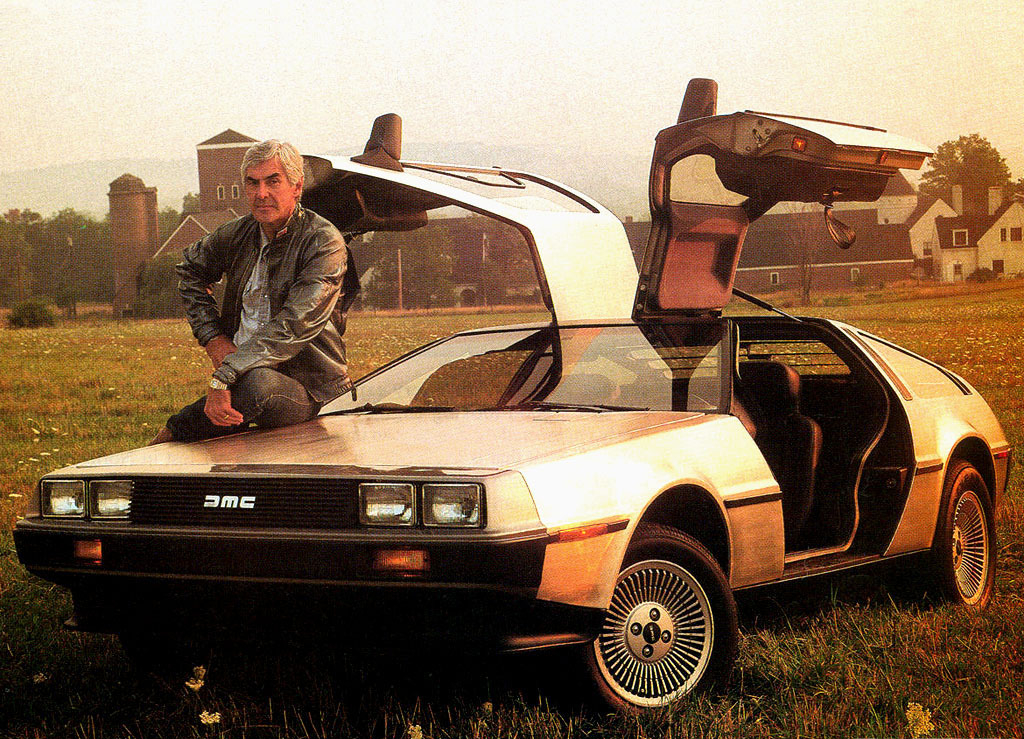 John Zacharie DeLorean posant fièrement devant sa création.