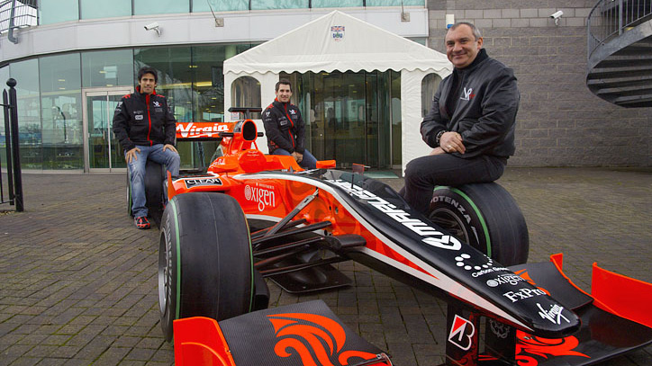 Fomenko fait le kéké sur le pneu d'une Marussia F1, revendue aussi vite qu'acquise.