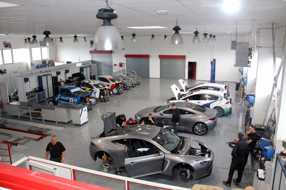 Dans les locaux d'Exagon, les prototypes de Furtive côtoient les Andros Cars électriques.