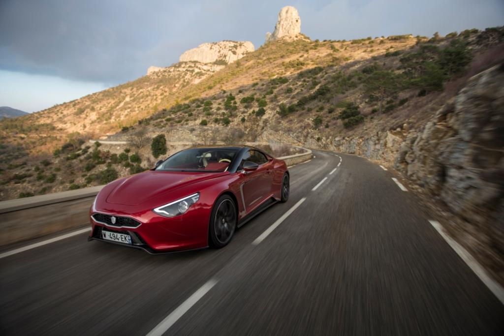 La Furtive ne fait pas de la figuration, avec 280 km/h en pointe et une tenue de route exemplaire.