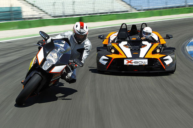 Deux KTM au coude à coude.