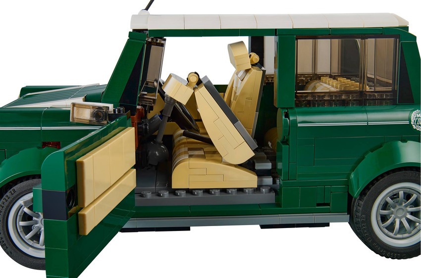Les sièges sont rabattables, et en bonne anglaise, la Mini de Lego a le volant à droite !