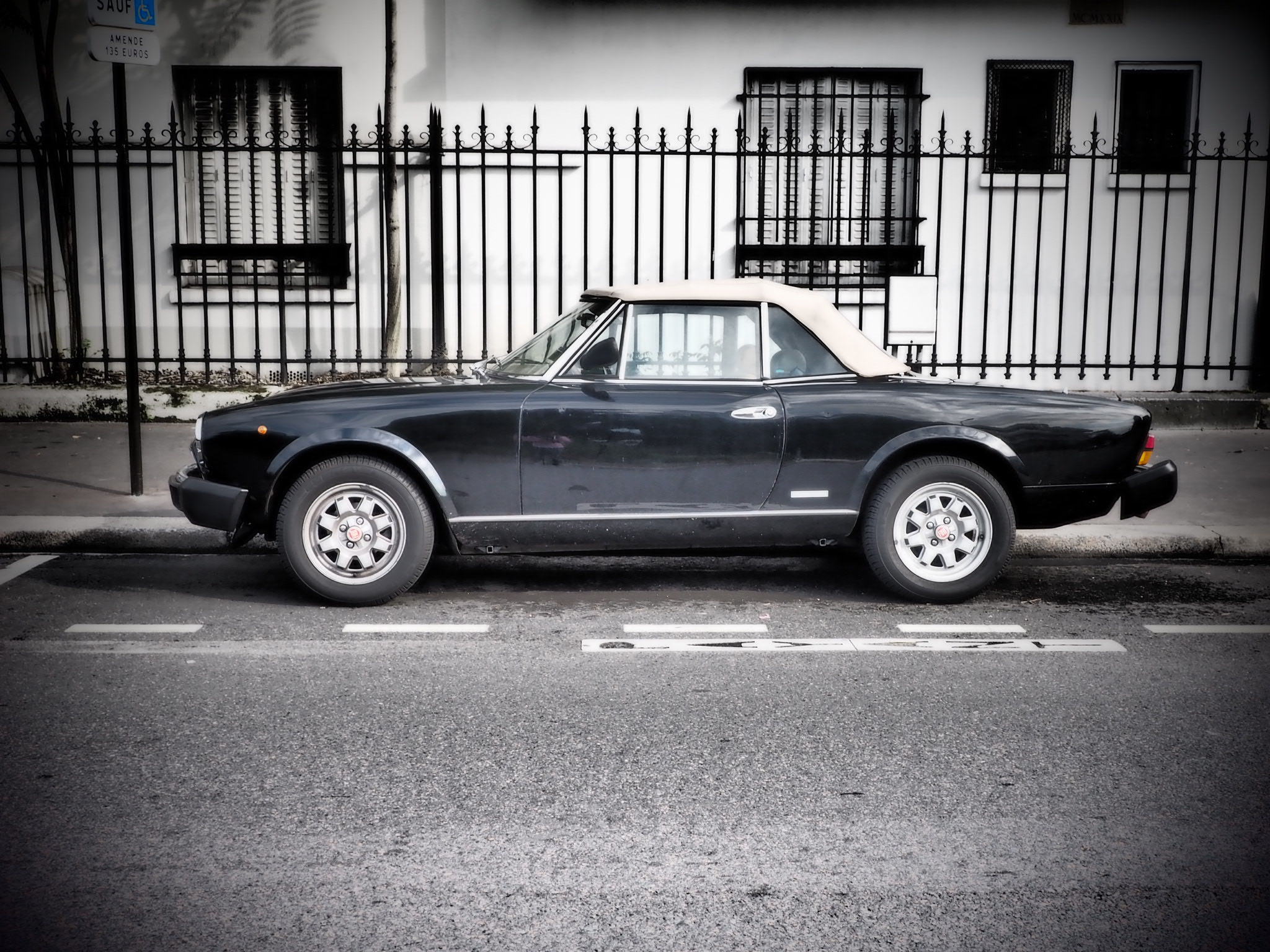 Dire que la 124 Spider est sortie en 1966... (photo: @Tomadesaulieu)