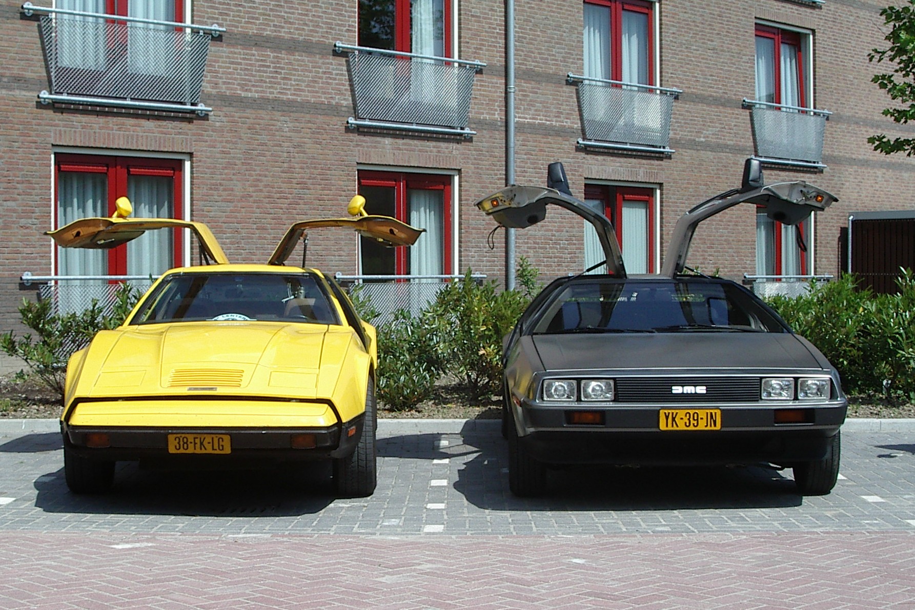 La Bricklin partage avec la DeLorean ses portes papillon et une histoire rocambolesque !