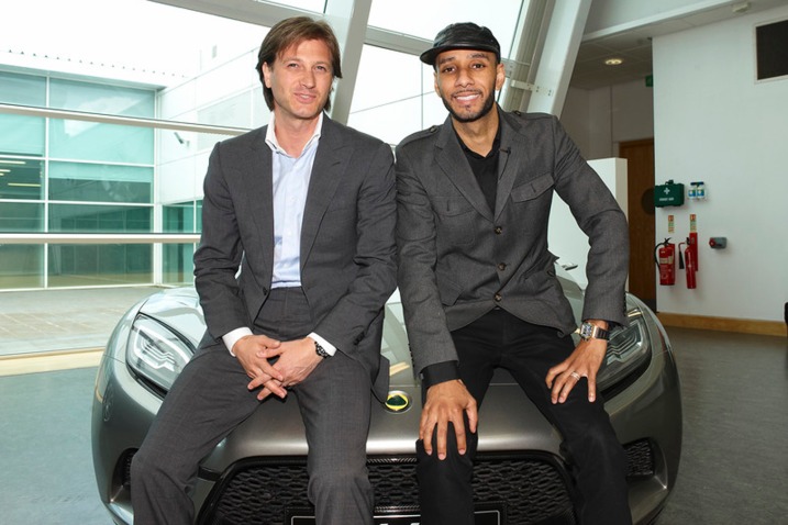 Dany et Swiss Beatz posent ensemble sur le capot d'une Lotus