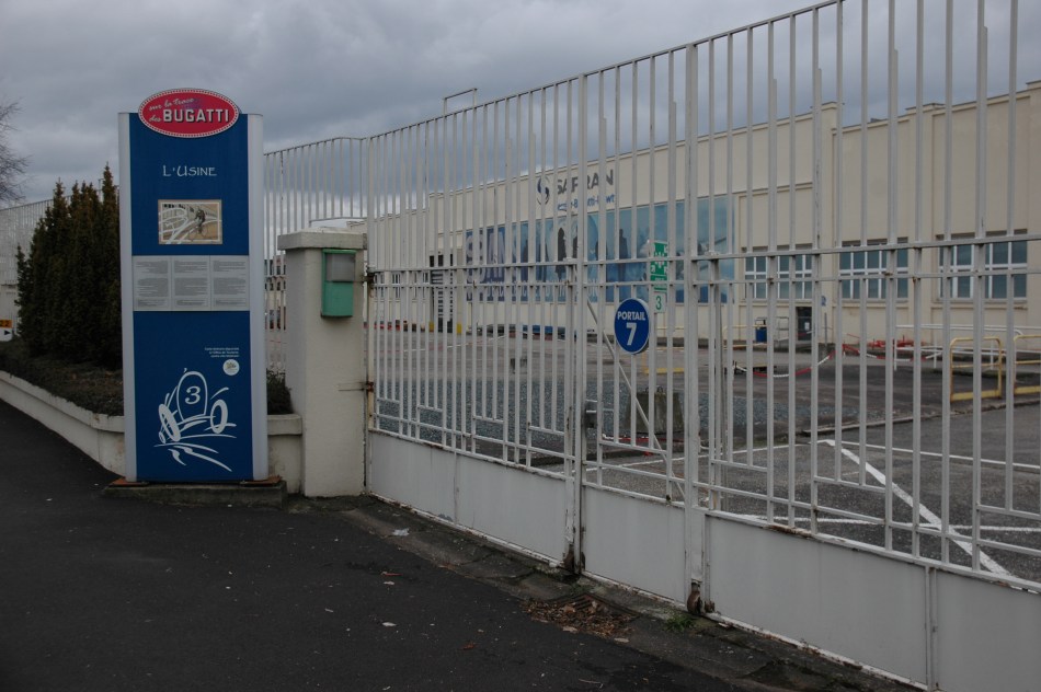L'ancienne usine, devenue Messier-Bugatti puis Safran Landing Systems en 2016, garde l'empreinte de la mythique marque à Molsheim