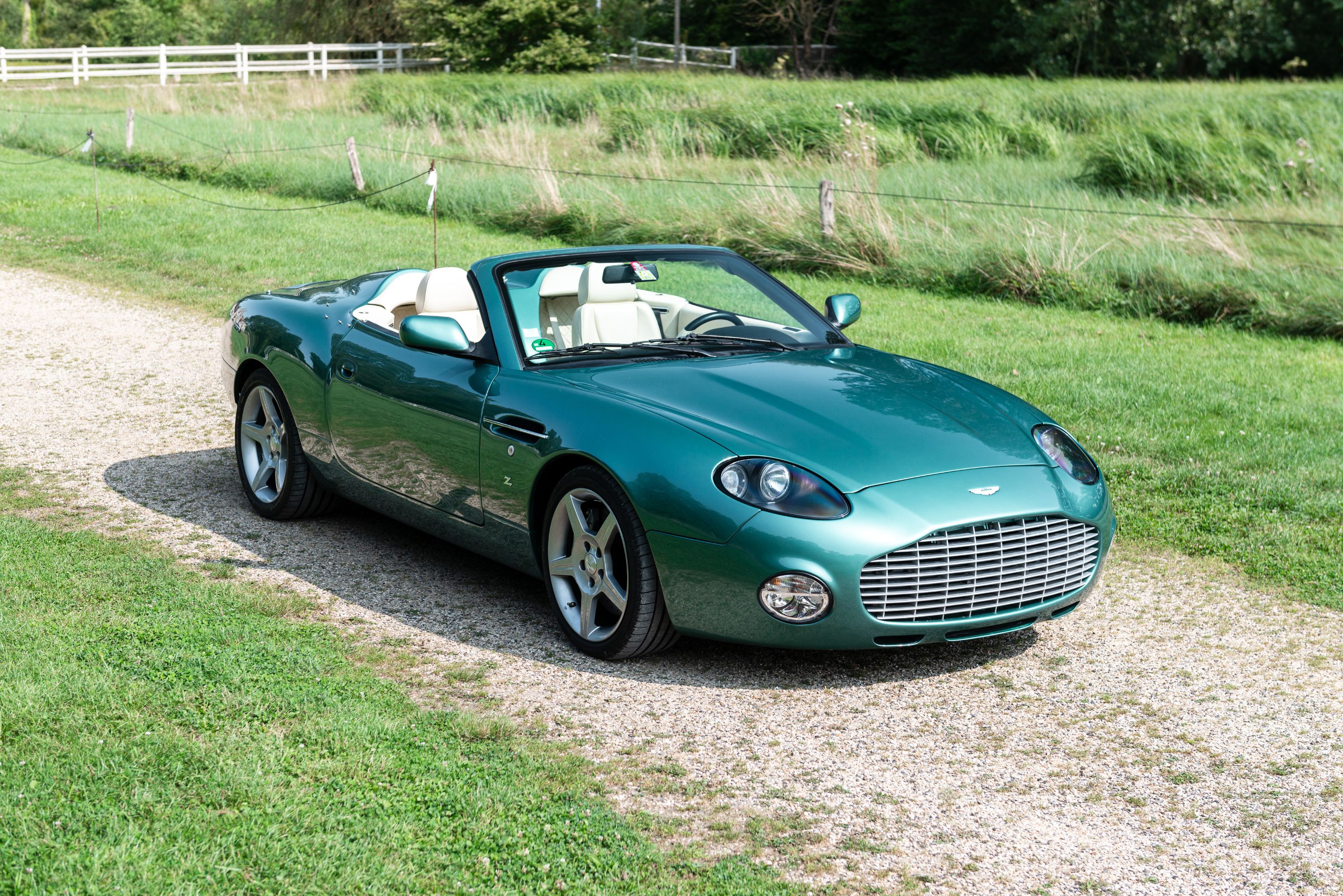 ASTON MARTIN DB7 ZAGATO 2003 SPARK 1/43 SUR SOCLE